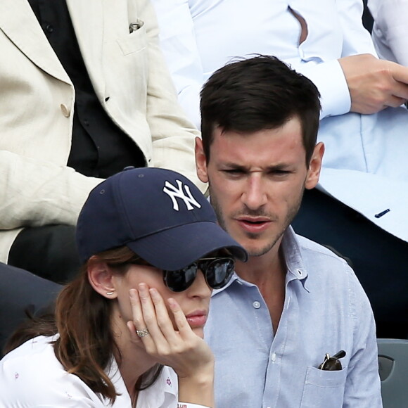 Gaspard Ulliel et Gaëlle Pietri dans les tribunes des Internationaux de Tennis de Roland Garros à Paris le 7 juin 2017 © Cyril Moreau-Dominique Jacovides/Bestimage