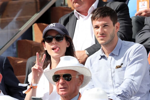 Gaspard Ulliel et Gaëlle Pietri dans les tribunes des Internationaux de Tennis de Roland Garros à Paris le 7 juin 2017 © Cyril Moreau-Dominique Jacovides/Bestimage