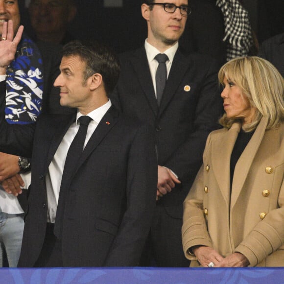 Emmanuel Macron et sa femme Brigitte lors du match de football de la Coupe de France "Nantes vs Toulouse" au Stade de France à Paris. Le 29 avril 2023 © Cyril Moreau / Bestimage