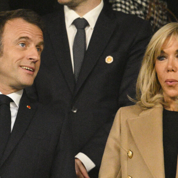 Ils ont ensuite remis le trophée et félicité les joueurs.
Emmanuel Macron et sa femme Brigitte lors du match de football de la Coupe de France "Nantes vs Toulouse" au Stade de France à Paris. Le 29 avril 2023 © Cyril Moreau / Bestimage