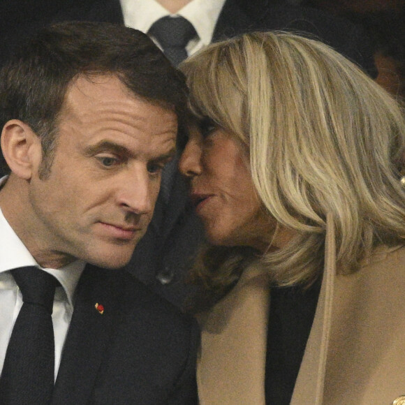 Emmanuel Macron et sa femme Brigitte se sont montrés très complices ce samedi pour la finale de la Coupe de France.
Emmanuel Macron et sa femme Brigitte lors du match de football de la Coupe de France "Nantes vs Toulouse" au Stade de France à Paris. © Cyril Moreau / Bestimage