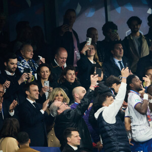 Le président de la république Emmanuel Macron, sa femme Brigitte et les joueurs toulousains - Le président de la République et les vainqueurs du match de football de la Coupe de France "Nantes vs Toulouse" au Stade de France à Paris. Le 29 avril 2023 © Cyril Moreau / Bestimage