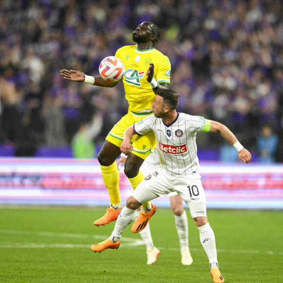 Les joueurs toulousains ont battu Nantes 5 à 1.
Brecht Dejaegere (TFC) vs Moussa Sissoko (Nantes) - Finale de la Coupe de France de Football 2023 : FC Nantes vs Toulouse FC (1-5) au Stade de France. Paris, France le 29 Avril 2023. © Cyril Moreau / Bestimage
