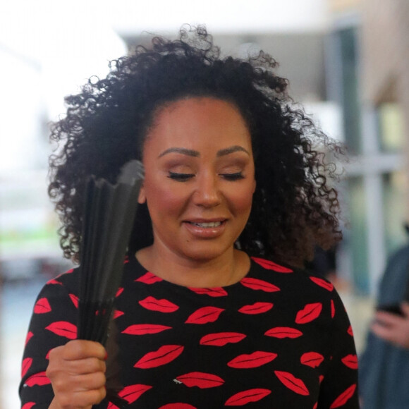 Mel B (Melanie Brown) arrive arrive dans les studios de Channel 4 pour le show Steph's Packed Lunch à à Leeds, Royaume Uni, le 6 janvier 2022. 