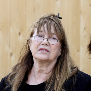 Jane Birkin - Sorties des obsèques de la chanteuse Régine au Crematorium du cimetière du Père-Lachaise à Paris. Le 9 mai 2022 © Jacovides-Moreau / Bestimage 