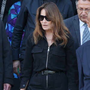 Carla Bruni-Sarkozy - Sorties des obsèques de la chanteuse Régine au Crematorium du cimetière du Père-Lachaise à Paris. Le 9 mai 2022 © Jacovides-Moreau / Bestimage 