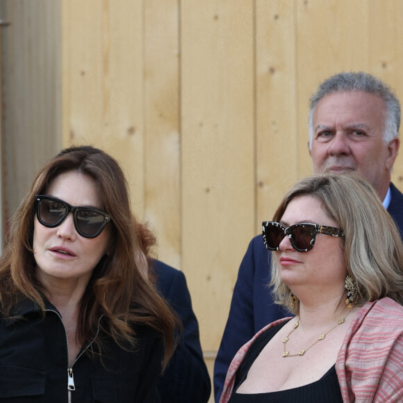 Carla Bruni-Sarkozy, Daphné Rotcajg (Rotcage) (Petite-fille de Régine) et la famille - Obsèques de la chanteuse Régine au Crematorium du cimetière du Père-Lachaise à Paris. Le 9 mai 2022 © Jacovides-Moreau / Bestimage 