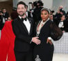Serena Williams officialise sa grossesse sur le tapis rouge du gala du Met, aux côtés de son mari Alexis Ohanian.
Serena Williams - Les célébrités arrivent à la soirée du "MET Gala" à New York.