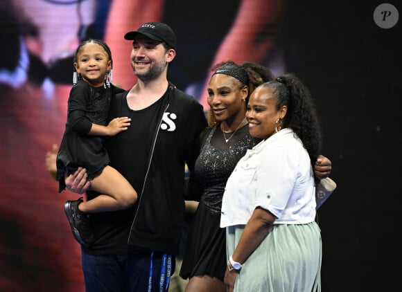 Elle était alors enceinte de sa fille Olympia née le 1er septembre 2017.
Serena Williams - Les célébrités assistent à la victoire de Serena Williams lors de l'US Open à New York face à la Monténégrine D.Kovinic en deux sets (6-3, 6-3), le 29 août 2022. L'Américaine de 40 ans, qui devrait prendre sa retraite à l'issue du tournoi, portait 400 diamants incrustés sur son bandeau, sa tenue et ses sneakers. Son époux A.Ohanian, sa fille Olympia, B.Hadid, S.Lee, L.Vonn, l'ancien président des Etats-Unis B.Clinton, A.Wintour étaient venus l'applaudir.
