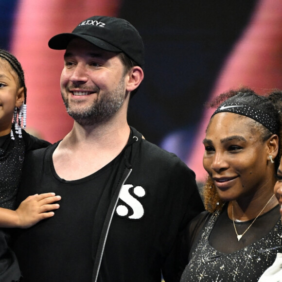 Elle était alors enceinte de sa fille Olympia née le 1er septembre 2017.
Serena Williams - Les célébrités assistent à la victoire de Serena Williams lors de l'US Open à New York face à la Monténégrine D.Kovinic en deux sets (6-3, 6-3), le 29 août 2022. L'Américaine de 40 ans, qui devrait prendre sa retraite à l'issue du tournoi, portait 400 diamants incrustés sur son bandeau, sa tenue et ses sneakers. Son époux A.Ohanian, sa fille Olympia, B.Hadid, S.Lee, L.Vonn, l'ancien président des Etats-Unis B.Clinton, A.Wintour étaient venus l'applaudir.