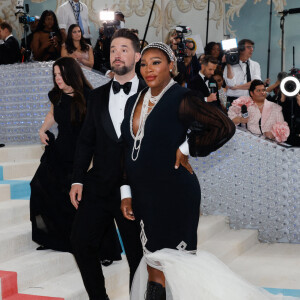 La star a dévoilé son ventre rond dans un ensemble Gucci.
Serena Williams enceinte de son 2e enfant, avec son mari Alexis Ohanian, au gala du Met organisé au Metropolitan Museum of Art de New York, rendant hommage à Karl Lagerfeld Le 1er mai 2023. Photo by John Angelillo/UPI/ABACAPRESS.COM