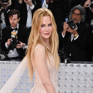 En effet, l'actrice, aux côtés de son époux, Keith Urban, a dévoilé une robe dessinée pour une publicité Chanel, dévoilée en 2004.
Nicole Kidman - Les célébrités arrivent à la soirée du "MET Gala 2023" à New York, le 1er mai 2023. 