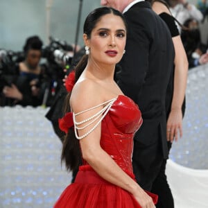 Salma Hayek a brillé de mille feux lors du MET Gala. En effet, pour cette nouvelle édition, consacrée à un hommage en la mémoire de Karl Lagerfeld, l'actrice a tout simplement ébloui les photographes. 
Salma Hayek - Les célébrités arrivent à la soirée du "MET Gala" à New York. 