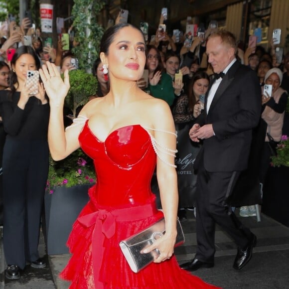 Salma Hayek - Les célébrités quittent l'hôtel "Carlyle" pour se rendre à la soirée du "MET Gala 2023" à New York, le 1er mai 2023. 