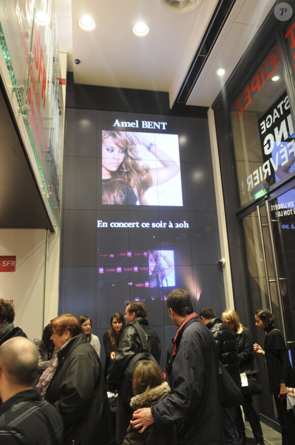 De nombreux fans se sont pressés au Studio SFR le 23 février 2010 pour découvrir le showcase d'Amel Bent.