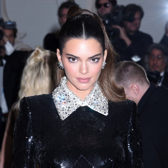 Après avoir été photographiée sans pantalon et dans un superbe body à paillettes au Met Gala 2023 ce lundi à New-York, Kendall Jenner a de nouveau fait sensation quelques heurs plus tard, à l'afterparty de l'événement.
Kendall Jenner - Les célébrités arrivent à la soirée du "MET Gala" à New York. © Photo Image Press via Zuma Press/Bestimage 