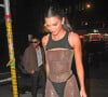 La soeur de Kim Kardashian est arrivée à cette prestigieuse soirée jambes à l'air, dans un string noir apparent recouvert d'un body métallique transparent et d'un haut noir composé de bretelles en perles
Bad Bunny, Kendall Jenner - Les célébrités à l'after-party du "MET Gala 2023" au club Zero Bond à New York, le 1er mai 2023. 