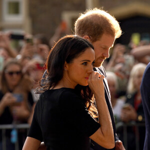 Alors que certains pensent que le prince Harry et Meghan ont tourné facilement les talons à la famille royale
Le prince Harry, duc de Sussex et Meghan Markle, duchesse de Sussex à la rencontre de la foule devant le château de Windsor, suite au décès de la reine Elisabeth II d'Angleterre. 