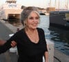 Le journaliste révèle aussi que Brigitte Bardot,  non vaccinée contre le Covid-19, "a récemment attrapé une forme de coronavirus". Conséquences : elle est "obligée à rester alitée face à l'une des plus belles baies du monde."
Exclusif - Brigitte Bardot et son mari Bernard d'Ormale avant qu'elle pose avec l'équipage de Brigitte Bardot Sea Shepherd, le célèbre trimaran d'intervention de l'organisation écologiste, sur le port de Saint-Tropez, le 26 septembre 2014 en escale pour 3 jours à deux jours de ses 80 ans. Cela fait au moins dix ans qu'elle n'est pas apparue en public sur le port tropézien.