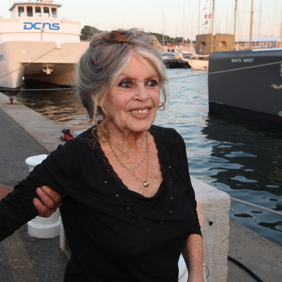 Le journaliste révèle aussi que Brigitte Bardot,  non vaccinée contre le Covid-19, "a récemment attrapé une forme de coronavirus". Conséquences : elle est "obligée à rester alitée face à l'une des plus belles baies du monde."
Exclusif - Brigitte Bardot et son mari Bernard d'Ormale avant qu'elle pose avec l'équipage de Brigitte Bardot Sea Shepherd, le célèbre trimaran d'intervention de l'organisation écologiste, sur le port de Saint-Tropez, le 26 septembre 2014 en escale pour 3 jours à deux jours de ses 80 ans. Cela fait au moins dix ans qu'elle n'est pas apparue en public sur le port tropézien.