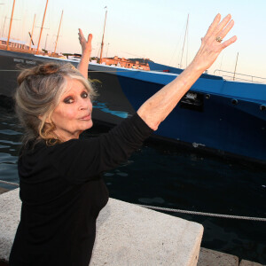 Exclusif - Brigitte Bardot pose avec l'équipage de Brigitte Bardot Sea Shepherd, le célèbre trimaran d'intervention de l'organisation écologiste, sur le port de Saint-Tropez, le 26 septembre 2014 en escale pour 3 jours à deux jours de ses 80 ans. Cela fait au moins dix ans qu'elle n'est pas apparue en public sur le port tropézien. 