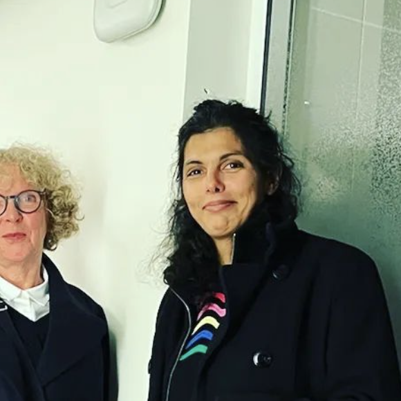 Louise Tourret est en effet elle aussi une journaliste, spécialisée dans les questions d'éducation et sur le féminisme. 
Louise Tourret, journaliste pour France Culture et mère des enfants de Nicolas Demorand. Instagram