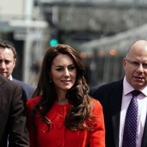 Le prince William, prince de Galles, et Catherine (Kate) Middleton, princesse de Galles, empruntent la ligne de métro Elizabeth pour visiter le pub Dog & Duck à Londres, le 4 mai 2023. Cette visite a pour objectif de voir comment l'établissement se prépare à célébrer le couronnement du roi d'Angleterre et de la reine consort, le 4 mai 2023. 