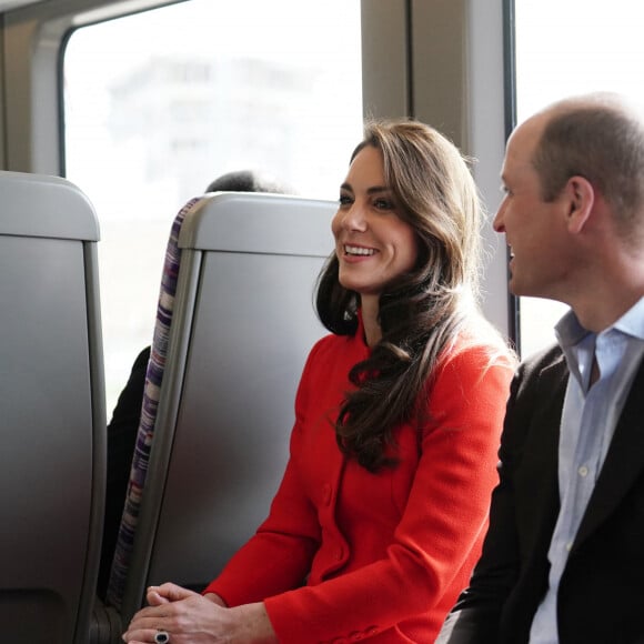 Ils voulaient évoquer le week end du couronnement qui arrive.
Le prince William, prince de Galles, et Catherine (Kate) Middleton, princesse de Galles, empruntent la ligne de métro Elizabeth pour visiter le pub Dog & Duck à Londres, le 4 mai 2023. Cette visite a pour objectif de voir comment l'établissement se prépare à célébrer le couronnement du roi d'Angleterre et de la reine consort, le 4 mai 2023. 