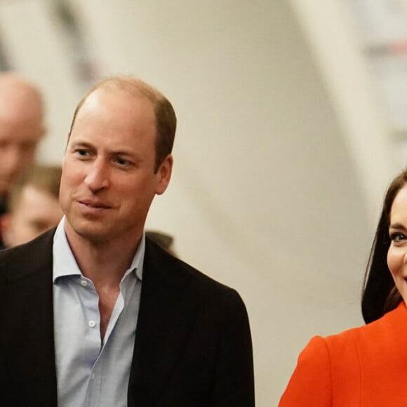 Le prince William, prince de Galles, et Catherine (Kate) Middleton, princesse de Galles, empruntent la ligne de métro Elizabeth pour visiter le pub Dog & Duck à Londres, le 4 mai 2023. Cette visite a pour objectif de voir comment l'établissement se prépare à célébrer le couronnement du roi d'Angleterre et de la reine consort, le 4 mai 2023. 