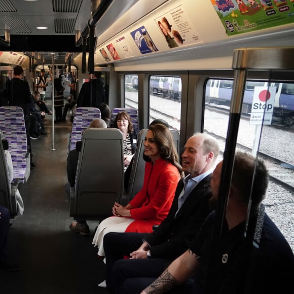 Le prince William, prince de Galles, et Catherine (Kate) Middleton, princesse de Galles, empruntent la ligne de métro Elizabeth pour visiter le pub Dog & Duck à Londres, le 4 mai 2023. Cette visite a pour objectif de voir comment l'établissement se prépare à célébrer le couronnement du roi d'Angleterre et de la reine consort, le 4 mai 2023. 