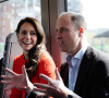 Le prince William et Kate Middleton ont fait une visite surprise dans le métro ce jeudi.
Le prince William, prince de Galles, et Catherine (Kate) Middleton, princesse de Galles, empruntent la ligne de métro Elizabeth pour visiter le pub Dog & Duck à Londres. 
