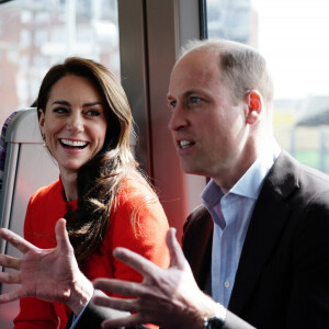 Le prince William et Kate Middleton ont fait une visite surprise dans le métro ce jeudi.
Le prince William, prince de Galles, et Catherine (Kate) Middleton, princesse de Galles, empruntent la ligne de métro Elizabeth pour visiter le pub Dog & Duck à Londres. 