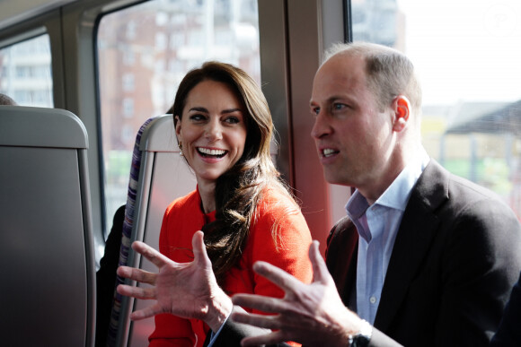 Le prince William et Kate Middleton ont fait une visite surprise dans le métro ce jeudi.
Le prince William, prince de Galles, et Catherine (Kate) Middleton, princesse de Galles, empruntent la ligne de métro Elizabeth pour visiter le pub Dog & Duck à Londres. 