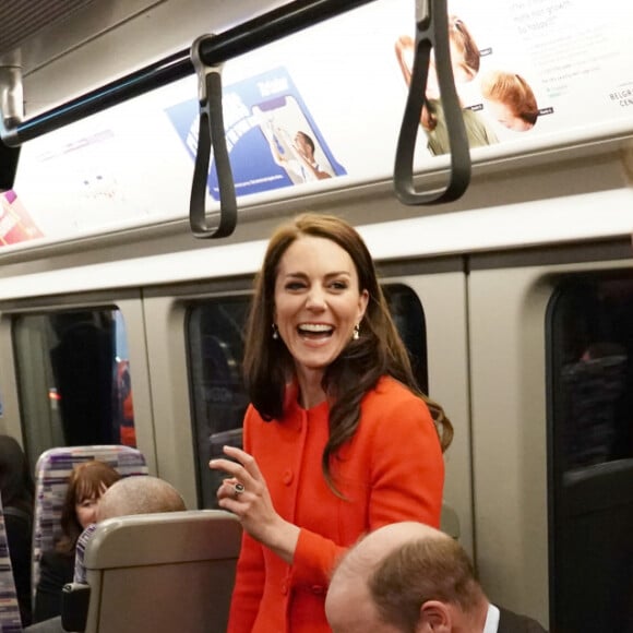 Mais les usagers ont dû être surpris de les voir dans le métro !
Le prince William, prince de Galles, et Catherine (Kate) Middleton, princesse de Galles, empruntent la ligne de métro Elizabeth pour visiter le pub Dog & Duck à Londres, le 4 mai 2023. Cette visite a pour objectif de voir comment l'établissement se prépare à célébrer le couronnement du roi d'Angleterre et de la reine consort, le 4 mai 2023. 