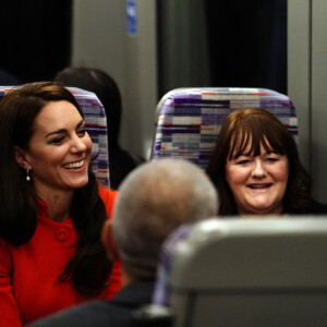 Le prince William, prince de Galles, et Catherine (Kate) Middleton, princesse de Galles, empruntent la ligne de métro Elizabeth pour visiter le pub Dog & Duck à Londres, le 4 mai 2023. Cette visite a pour objectif de voir comment l'établissement se prépare à célébrer le couronnement du roi d'Angleterre et de la reine consort, le 4 mai 2023. 