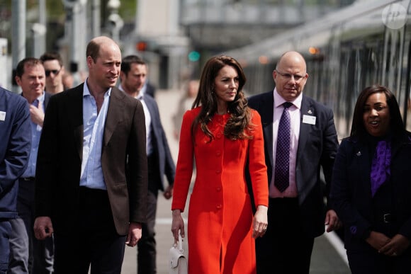 Le prince William, prince de Galles, et Catherine (Kate) Middleton, princesse de Galles, empruntent la ligne de métro Elizabeth pour visiter le pub Dog & Duck à Londres, le 4 mai 2023. Cette visite a pour objectif de voir comment l'établissement se prépare à célébrer le couronnement du roi d'Angleterre et de la reine consort, le 4 mai 2023. 