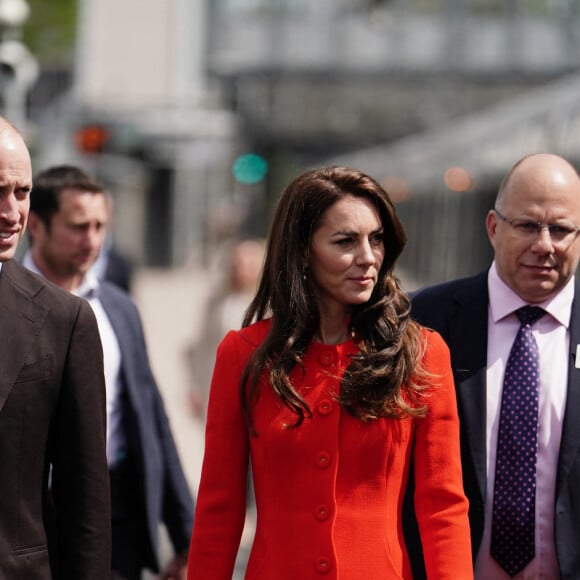 Le prince William, prince de Galles, et Catherine (Kate) Middleton, princesse de Galles, empruntent la ligne de métro Elizabeth pour visiter le pub Dog & Duck à Londres, le 4 mai 2023. Cette visite a pour objectif de voir comment l'établissement se prépare à célébrer le couronnement du roi d'Angleterre et de la reine consort, le 4 mai 2023. 