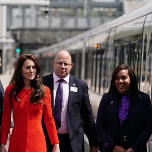 Le prince William, prince de Galles, et Catherine (Kate) Middleton, princesse de Galles, empruntent la ligne de métro Elizabeth pour visiter le pub Dog & Duck à Londres, le 4 mai 2023. Cette visite a pour objectif de voir comment l'établissement se prépare à célébrer le couronnement du roi d'Angleterre et de la reine consort, le 4 mai 2023. 