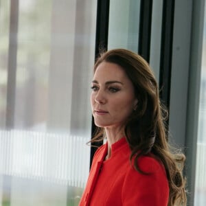 Le prince William, prince de Galles, et Catherine (Kate) Middleton, princesse de Galles, empruntent la ligne de métro Elizabeth pour visiter le pub Dog & Duck à Londres, le 4 mai 2023. Cette visite a pour objectif de voir comment l'établissement se prépare à célébrer le couronnement du roi d'Angleterre et de la reine consort, le 4 mai 2023. 