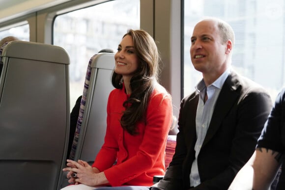 Le prince William, prince de Galles, et Catherine (Kate) Middleton, princesse de Galles, empruntent la ligne de métro Elizabeth pour visiter le pub Dog & Duck à Londres, le 4 mai 2023. Cette visite a pour objectif de voir comment l'établissement se prépare à célébrer le couronnement du roi d'Angleterre et de la reine consort, le 4 mai 2023. 
