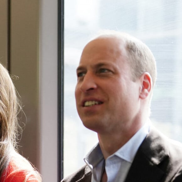 Le prince William, prince de Galles, et Catherine (Kate) Middleton, princesse de Galles, empruntent la ligne de métro Elizabeth pour visiter le pub Dog & Duck à Londres, le 4 mai 2023. Cette visite a pour objectif de voir comment l'établissement se prépare à célébrer le couronnement du roi d'Angleterre et de la reine consort, le 4 mai 2023. 