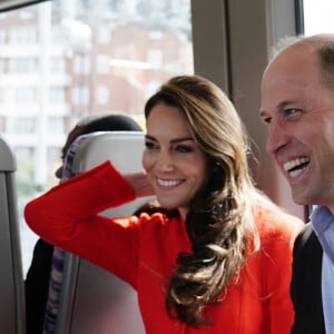 Le prince William, prince de Galles, et Catherine (Kate) Middleton, princesse de Galles, empruntent la ligne de métro Elizabeth pour visiter le pub Dog & Duck à Londres, le 4 mai 2023. Cette visite a pour objectif de voir comment l'établissement se prépare à célébrer le couronnement du roi d'Angleterre et de la reine consort, le 4 mai 2023. 