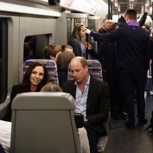 Le prince William, prince de Galles, et Catherine (Kate) Middleton, princesse de Galles, empruntent la ligne de métro Elizabeth pour visiter le pub Dog & Duck à Londres, le 4 mai 2023. Cette visite a pour objectif de voir comment l'établissement se prépare à célébrer le couronnement du roi d'Angleterre et de la reine consort, le 4 mai 2023. 