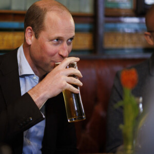 Le prince William, prince de Galles, et Catherine (Kate) Middleton, princesse de Galles, au pub Dog & Duck (Soho) à Londres, le 4 mai 2023. Cette visite a pour objectif de voir comment l'établissement se prépare à célébrer le couronnement du roi d'Angleterre et de la reine consort, prévu le 6 mai 2023. 