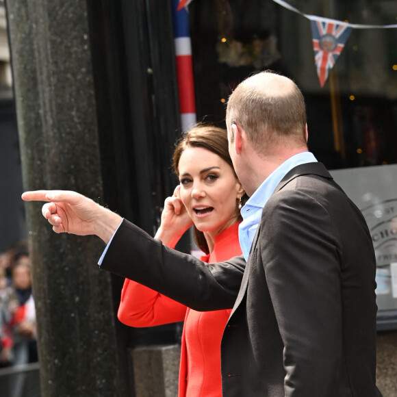 Le prince William, prince de Galles, et Catherine (Kate) Middleton, princesse de Galles, au pub Dog & Duck (Soho) à Londres, le 4 mai 2023. Cette visite a pour objectif de voir comment l'établissement se prépare à célébrer le couronnement du roi d'Angleterre et de la reine consort, prévu le 6 mai 2023. 