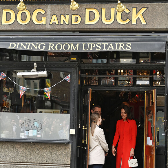 Le prince William, prince de Galles, et Catherine (Kate) Middleton, princesse de Galles, au pub Dog & Duck (Soho) à Londres, le 4 mai 2023. Cette visite a pour objectif de voir comment l'établissement se prépare à célébrer le couronnement du roi d'Angleterre et de la reine consort, prévu le 6 mai 2023. 