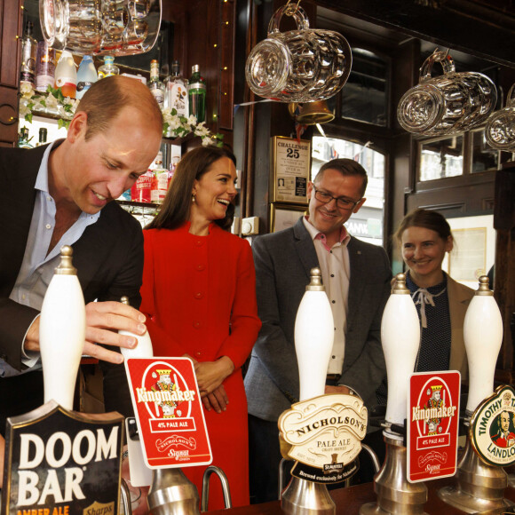 Le prince William, prince de Galles, et Catherine (Kate) Middleton, princesse de Galles, au pub Dog & Duck (Soho) à Londres, le 4 mai 2023. Cette visite a pour objectif de voir comment l'établissement se prépare à célébrer le couronnement du roi d'Angleterre et de la reine consort, prévu le 6 mai 2023. 