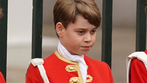 Couronnement de Charles III : Son petit-fils George sérieux et concentré pour l'assister, première mission en solo réussie !