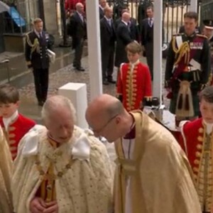 George de Galles a joué comme prévu le rôle du page de son grand-père, le roi Charles III @ France 2