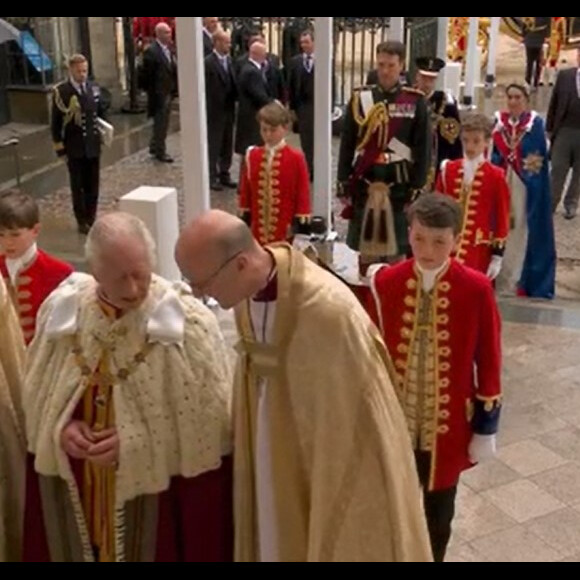 George de Galles a joué comme prévu le rôle du page de son grand-père, le roi Charles III @ France 2